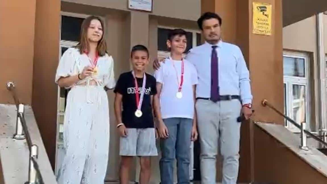Öğrencilerimizin Karne Sevinci