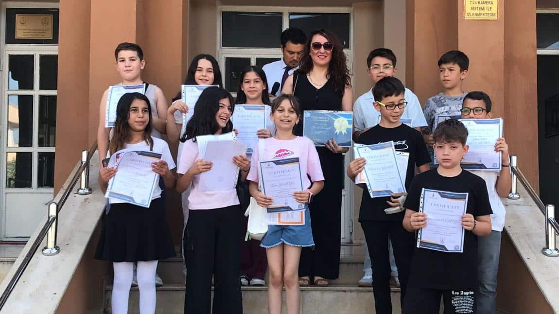 eTwinning Projelerine Katılan Öğrencilerimize Katılım Belgeleri Verildi